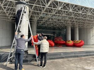 掛燈籠 貼春聯(lián) 歡歡喜喜迎新春